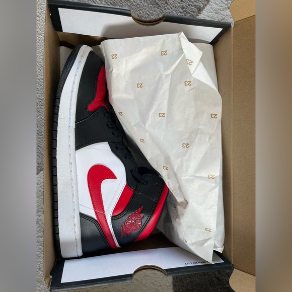 Men’s Nike Air Jordan 1 Mid White Black Red Size 9US - Picture 7 of 8